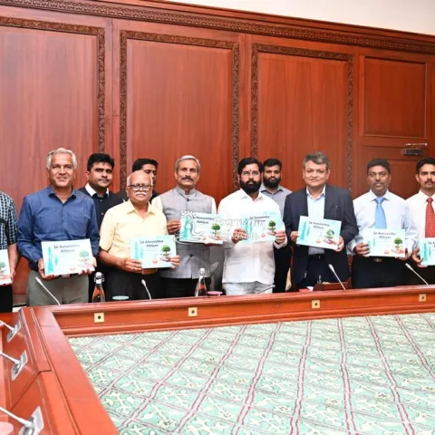 मा. मुख्यमंत्र्यांच्या हस्ते रेन वॉटर हार्वेस्टिंग यंत्रणेवरील स्मरणिकेचे अनावरण